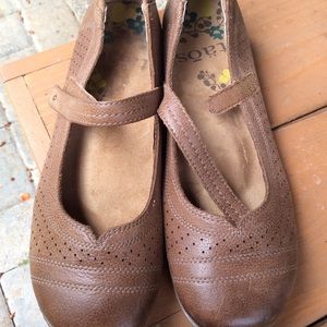 Taos leather shoes, tan Mary Jane Velcro strap